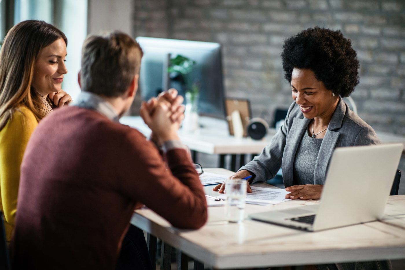A Sellers Advocacy consultant meeting with clients